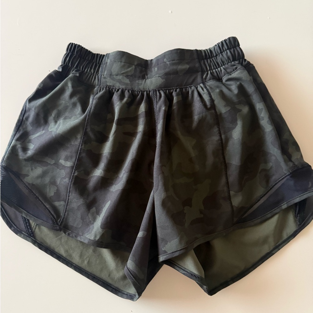 Lululemon Hotty Hot Short II *Long 4" Size 2
